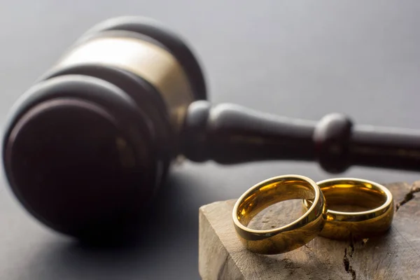 Scheidings Scheidingsconcept Twee Gouden Trouwringen Rechter Hamer — Stockfoto