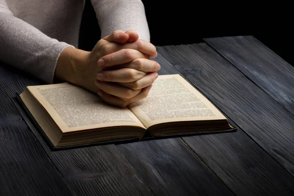 Gebed Hand Bijbelboek Donkere Kamer — Stockfoto