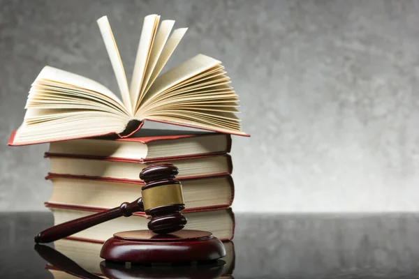 法律と司法の概念 木製の裁判官とのオープン法律書は 法廷や法執行機関のテーブルの上にギャベル テキストのコピースペース — ストック写真