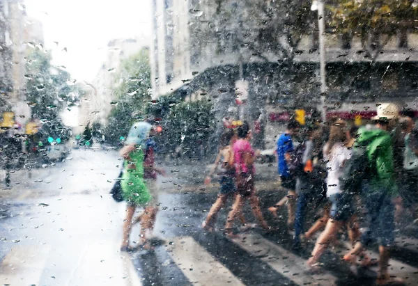 歩く人と雨の日 — ストック写真