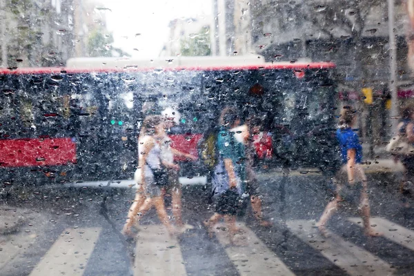 Gente caminando y día lluvioso — Foto de Stock
