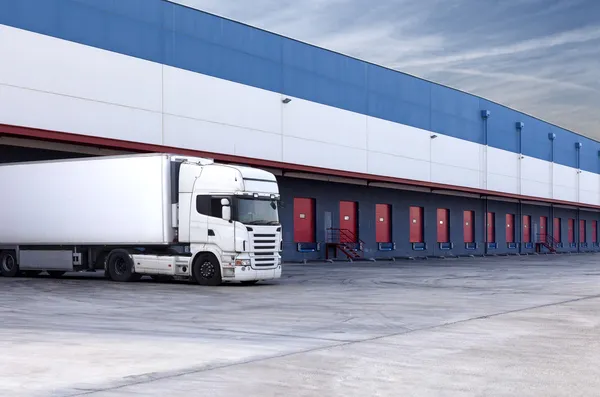 Truck and warehouse — Stock Photo, Image