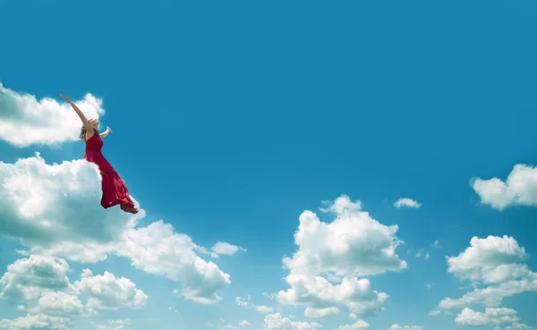 여자와 푸른 하늘 — 스톡 사진