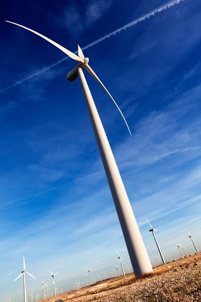 Windmühle und blauer Himmel — Stockfoto