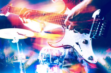 Sahne ve müzik bandı enstrümanı. Gitar ve rock konsepti çalmak.