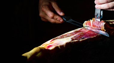 Usta İber jambon kesicisinin yakın plan ayrıntıları. İspanya 'da gastronomi ve yemek.