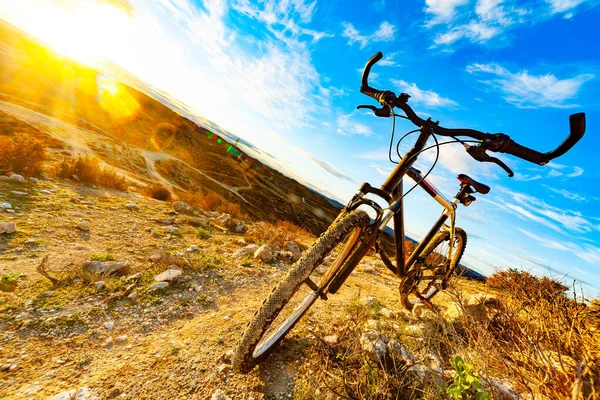 Mountainbikes Leunen Een Rots Naast Een Prachtig Bergpad Zonsondergang Landschap — Stockfoto