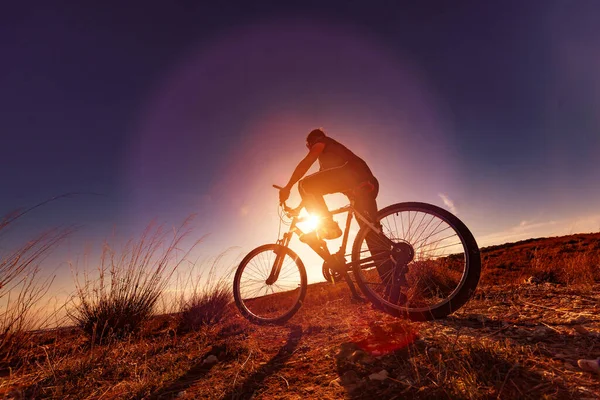 Cykel Och Solnedgångslandskap Fritid Utomhus Med Mountainbike Extrem Sport Och — Stockfoto