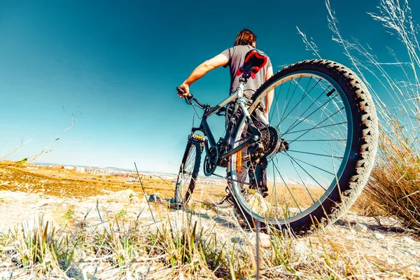 Biker Zonsondergang Landschap Vrije Tijd Buitenlucht Met Mountainbike Extrem Sport — Stockfoto