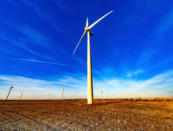 Windräder Zur Stromerzeugung Mit Kopierfläche Grünes Energiekonzept Windkraftanlage Auf Dem — Stockfoto