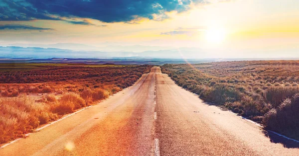 道路や車の旅行風光明媚で日没の風景 — ストック写真