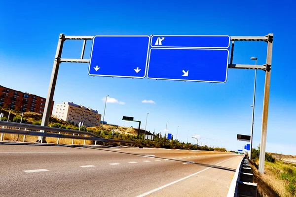 Carretera Vacía Través Ciudad Con Señal Carretera Blanco Sign Highway — Foto de Stock