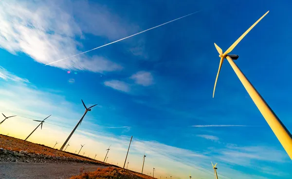 Windräder Zur Stromerzeugung Mit Kopierfläche Grünes Energiekonzept Windkraftanlage Auf Dem — Stockfoto