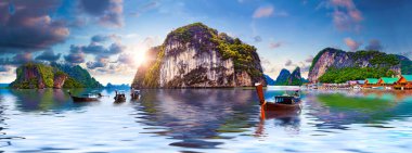Manzaralı Phuket manzarası. Deniz manzarası ve paradiasal cennet plajı. Tayland denizi ve adası. Maceralar ve egzotik seyahat kavramı..