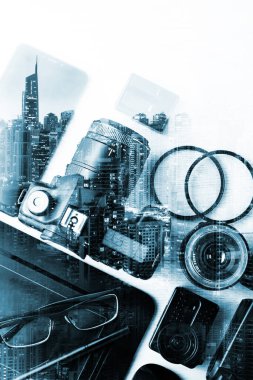 Profesyonel Fotoğraf Ekipmanı. Profesyonel fotoğrafçılar ve tasarımcılar için çalışma kiti. Çift pozlama ile konsept fotoğraf arka planı. Modern fotoğrafçılık ve şehir.