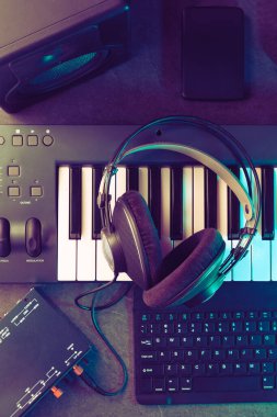 Evde müzik ve dijital stüdyo kaydı. Kulaklık ve ses kartı olan klavye ya da sentezleyici. Bilgisayar kaydı ve müzik üretim konsepti.