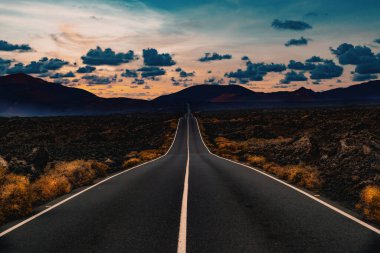 Keşfedilmemiş yolculuklar ve maceralarla ilgili bir resim. Manzaralı araziden Tenerife doğal parkına giden yol..