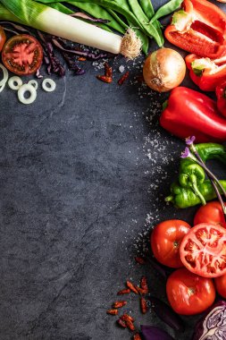 Vejetaryen yemek geçmişi. Sağlıklı yiyecekler. Siyah çimento ya da taş zeminde sebze ve meyve koleksiyonu. Üst görünüm ve kopyalama alanı.