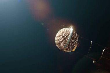 Mikrofon ve sahne ışıkları. Konser ve müzik konsepti. Canlı müzik arka planı. Mikrofon ve sahne ışıkları..