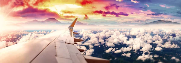 航空旅行や冒険の背景の概念 飛行機と風光明媚な日没 世界中の旅行や観光 — ストック写真
