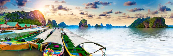Manzaralı Phuket manzarası. Deniz burnu ve paradisial cennet plajı Tayland denizi ve adası. Maceralar ve egzotik seyahat konsepti..