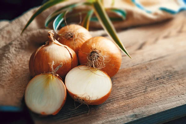 Cebollas Rodajas Marrones Tabla Cortar Madera Fondo Alimentos Saludables Una —  Fotos de Stock