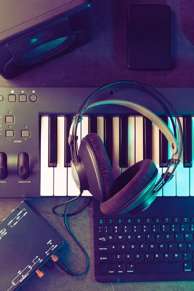 Muziek Digitale Studio Opname Thuis Toetsenbord Synthesizer Met Koptelefoon Geluidskaart — Stockfoto