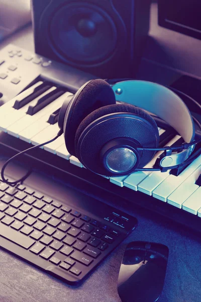 Μουσική Και Ψηφιακή Εγγραφή Στούντιο Στο Σπίτι Πληκτρολόγιο Synthesizer Ακουστικά — Φωτογραφία Αρχείου