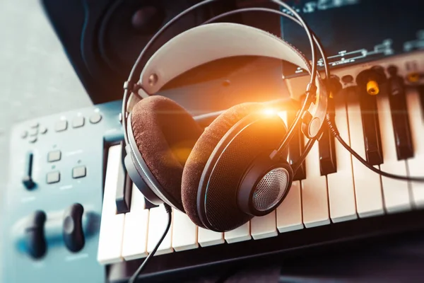 Μουσική Και Ψηφιακή Εγγραφή Στούντιο Στο Σπίτι Πληκτρολόγιο Synthesizer Ακουστικά — Φωτογραφία Αρχείου