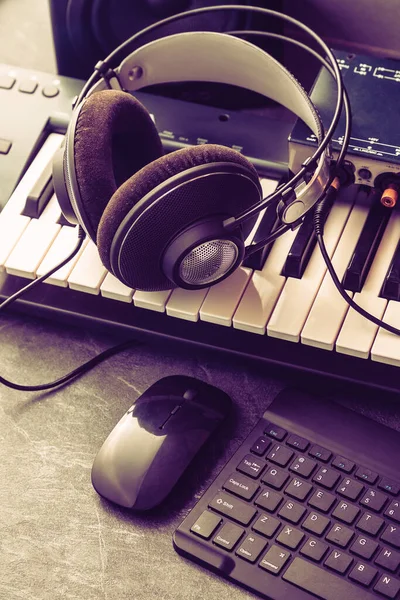 音乐和数码录音室录制在家里 带耳机和声卡的键盘或合成器 计算机录音和音乐制作概念 — 图库照片