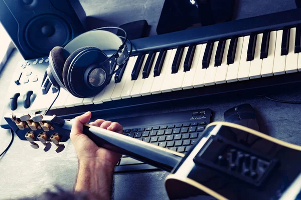 Музичний Цифровий Студійний Запис Вдома Клавіатура Або Синтезатор Гітарист Навушниками — стокове фото
