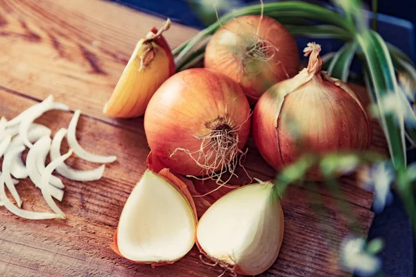 Cebollas Rodajas Marrones Tabla Cortar Madera Fondo Alimentos Saludables Una —  Fotos de Stock