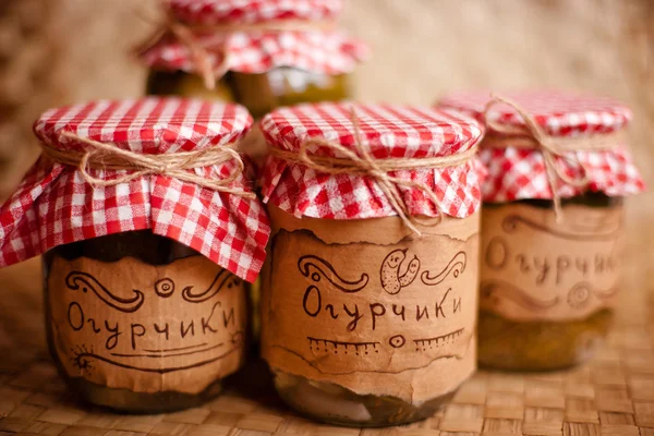 teneke içinde salatalık turşusu