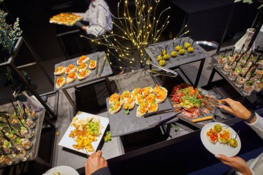 Bir iş etkinliği sırasında açık büfe, insanlar kendi yemeklerini kendileri yerler.