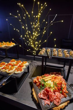 Bir iş etkinliği sırasında açık büfe, lezzetli atıştırmalıklar.