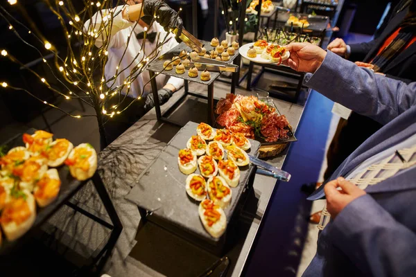 Buffet Während Einer Geschäftlichen Veranstaltung Nehmen Die Leute Ihr Eigenes — Stockfoto