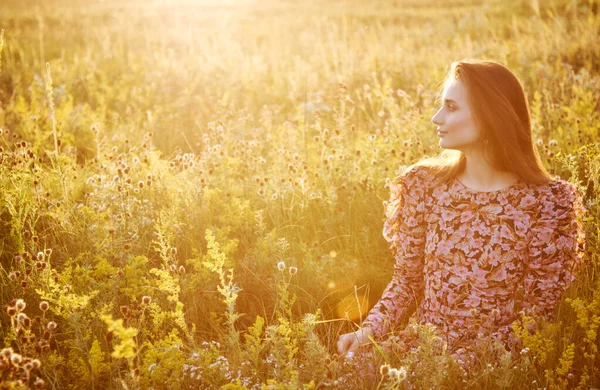 女孩在田野里晒太阳 — 图库照片