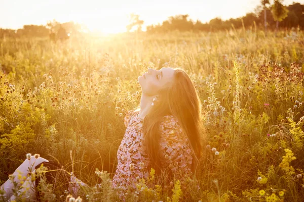 Güneşte tarlada bir kız
