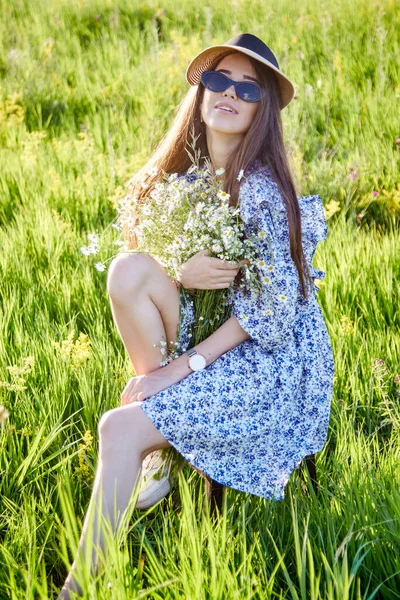 Şapkalı ve gözlüklü güzel bir genç kız.