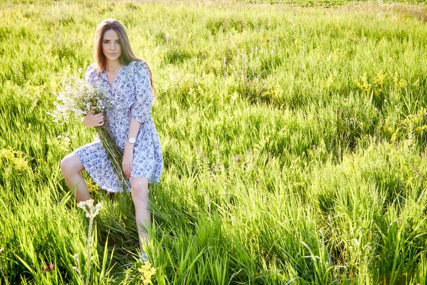 Jong Mooi Meisje Met Een Boeket Bloemen Natuur — Stockfoto