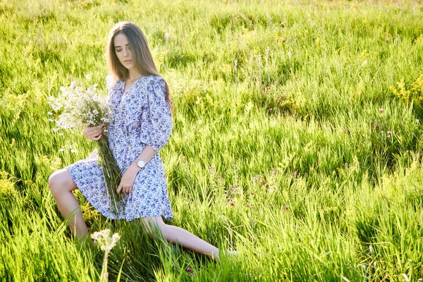 一个年轻漂亮的姑娘 带着一束花在大自然中 — 图库照片