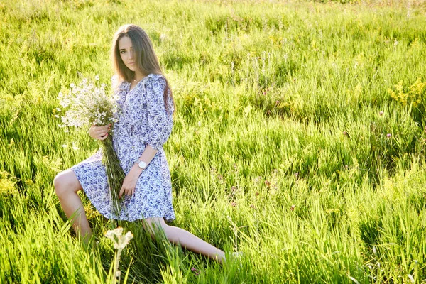 一个年轻漂亮的姑娘 带着一束花在大自然中 — 图库照片