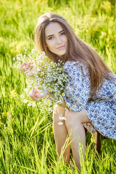 一个年轻漂亮的姑娘 带着一束花在大自然中 — 图库照片