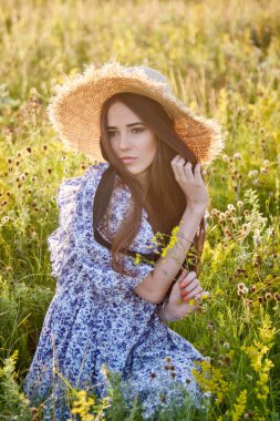 Hasır şapkalı güzel bir genç kız.