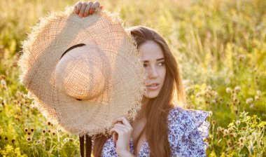 Hasır şapkalı güzel bir genç kız.