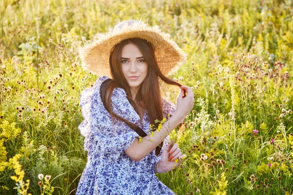 漂亮的小女孩 戴着一顶草帽 — 图库照片