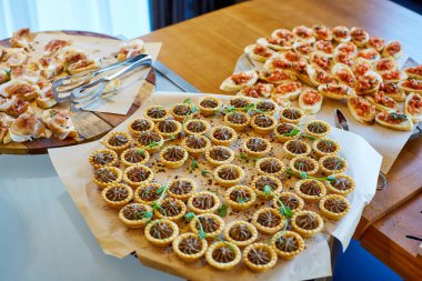 Şenlikli lezzetli büfe, aperatifler, yemek servisi, çeşit çeşit yiyecekler.