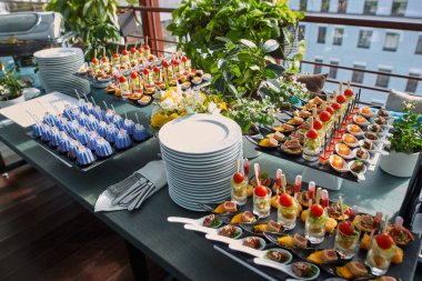 Şenlikli lezzetli büfe, aperatifler, yemek servisi, çeşit çeşit yiyecekler.