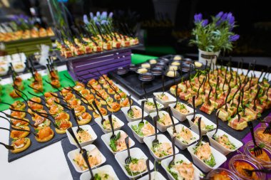 Şenlikli lezzetli büfe, aperatifler, yemek servisi, çeşit çeşit yiyecekler.