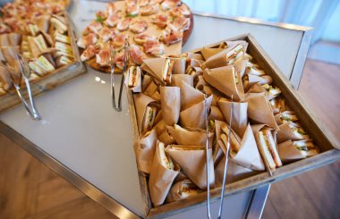 Şenlikli lezzetli büfe, aperatifler, yemek servisi, çeşit çeşit yiyecekler.